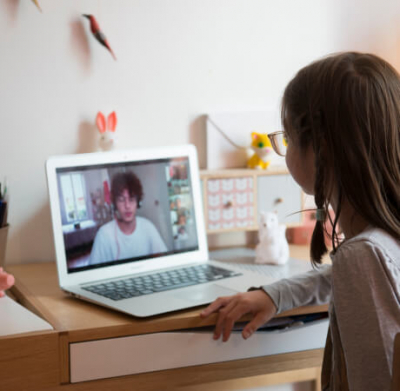 petite fille devant un écran
