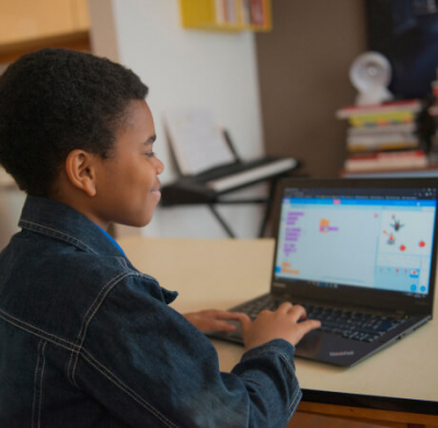 garçon devant un écran